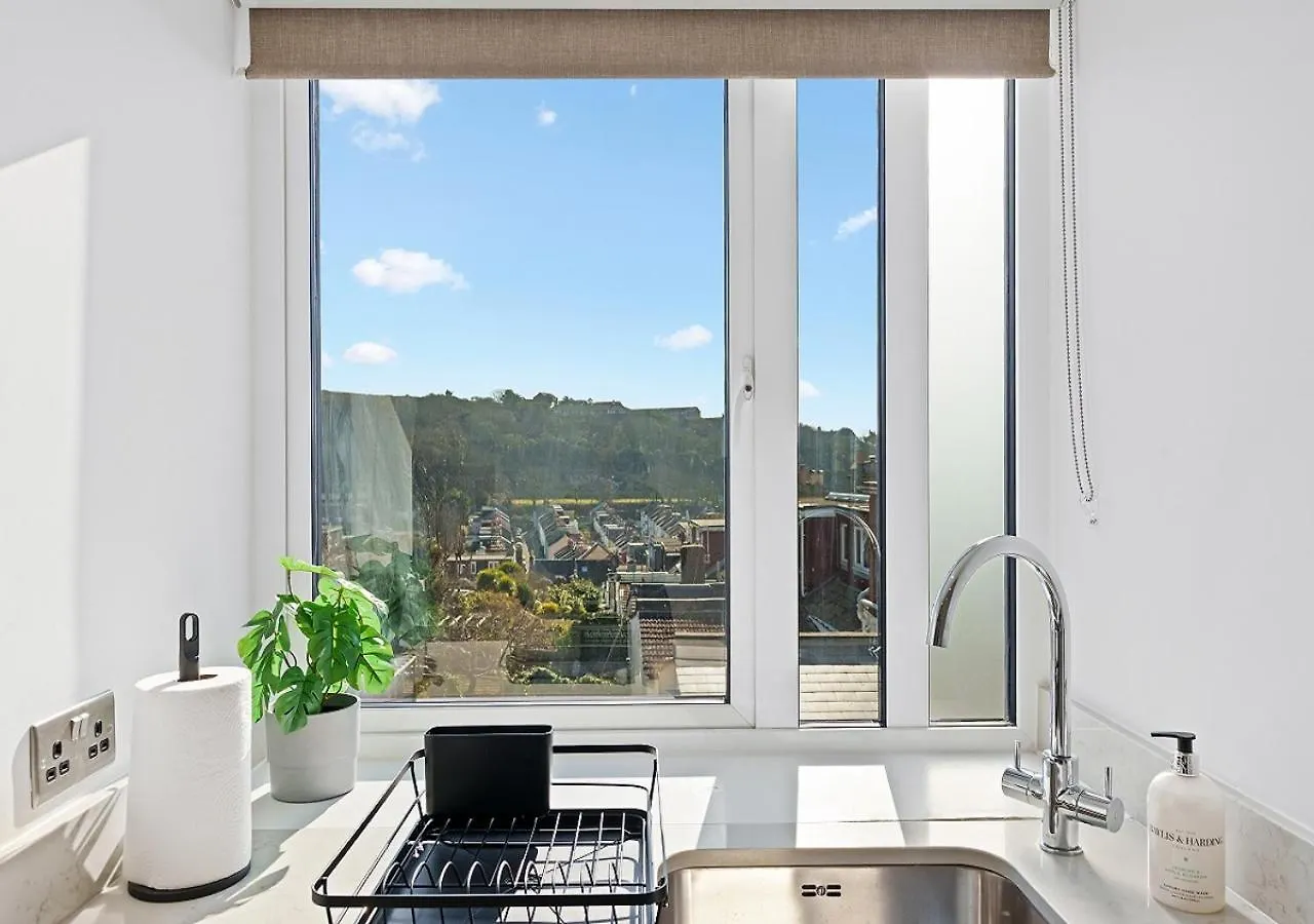 2 Bed Flat Near Beach, Hospital & Brighton College, Ideal For Long Stay Guests