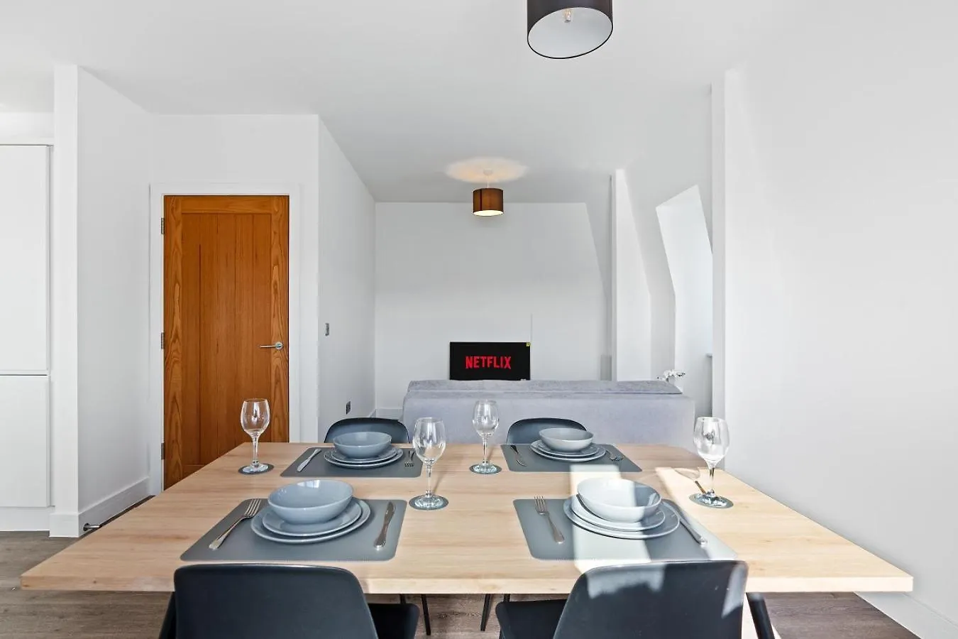2 Bed Flat Near Beach, Hospital & Brighton College, Ideal For Long Stay Guests 0*,