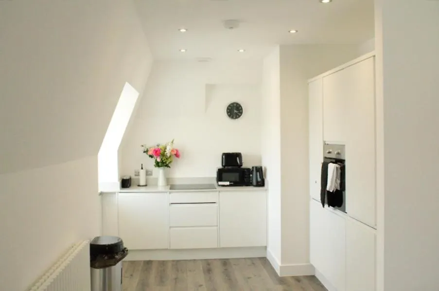 2 Bed Flat Near Beach, Hospital & Brighton College, Ideal For Long Stay Guests 영국